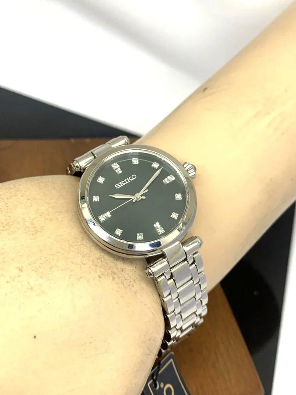 Seiko Women's Watch SRZ535 Quartz Diamond Green Mother of Pearl Dial Steel 30mm